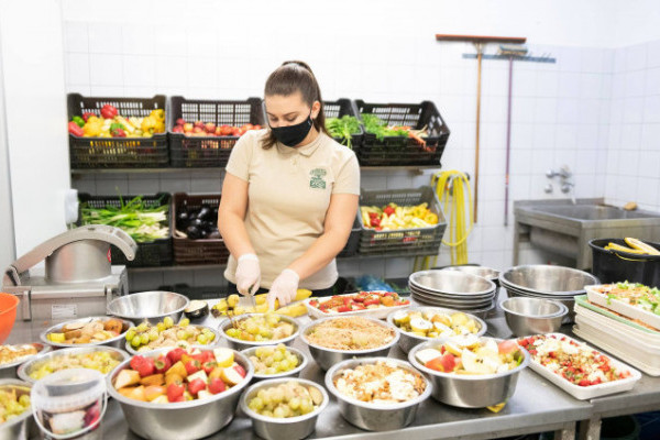 Közösségi oldalunkon a kulisszák mögé is bepillantást engedünk